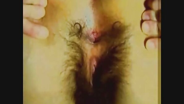Suha rjavolaska Valentina Bianco streže prevelikega tiča in jemlje spermo na obraz